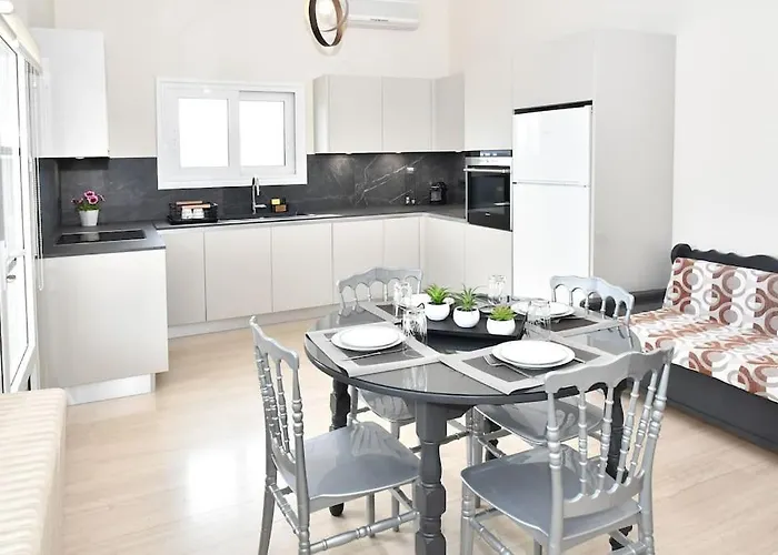 Sakis Lia παναρίτη Nyaraló *